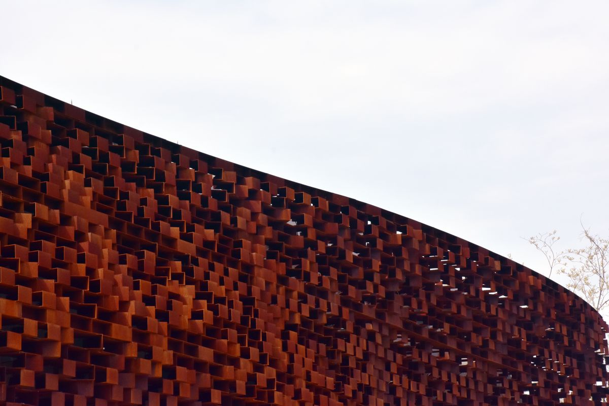 Fachada arquitectónica de acero corten con pátina