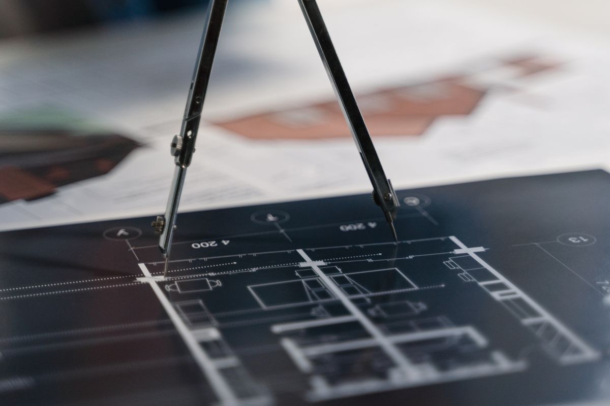 Compás e instrumentos de medida sobre un plano técnico