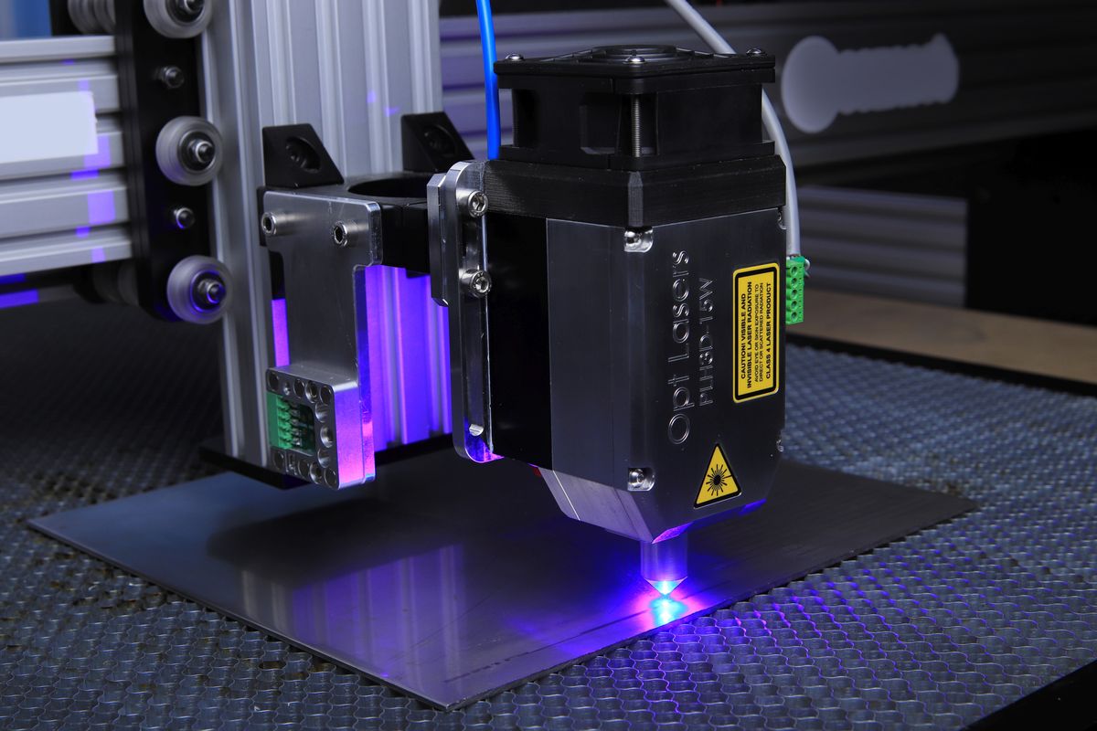 Testa di taglio CNC in lavoro ravvicinato sulla lamiera