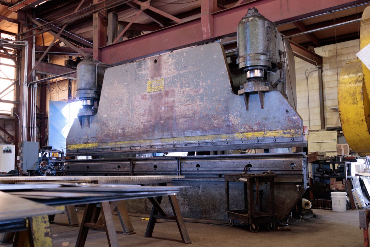 Plegadora industrial en un taller
