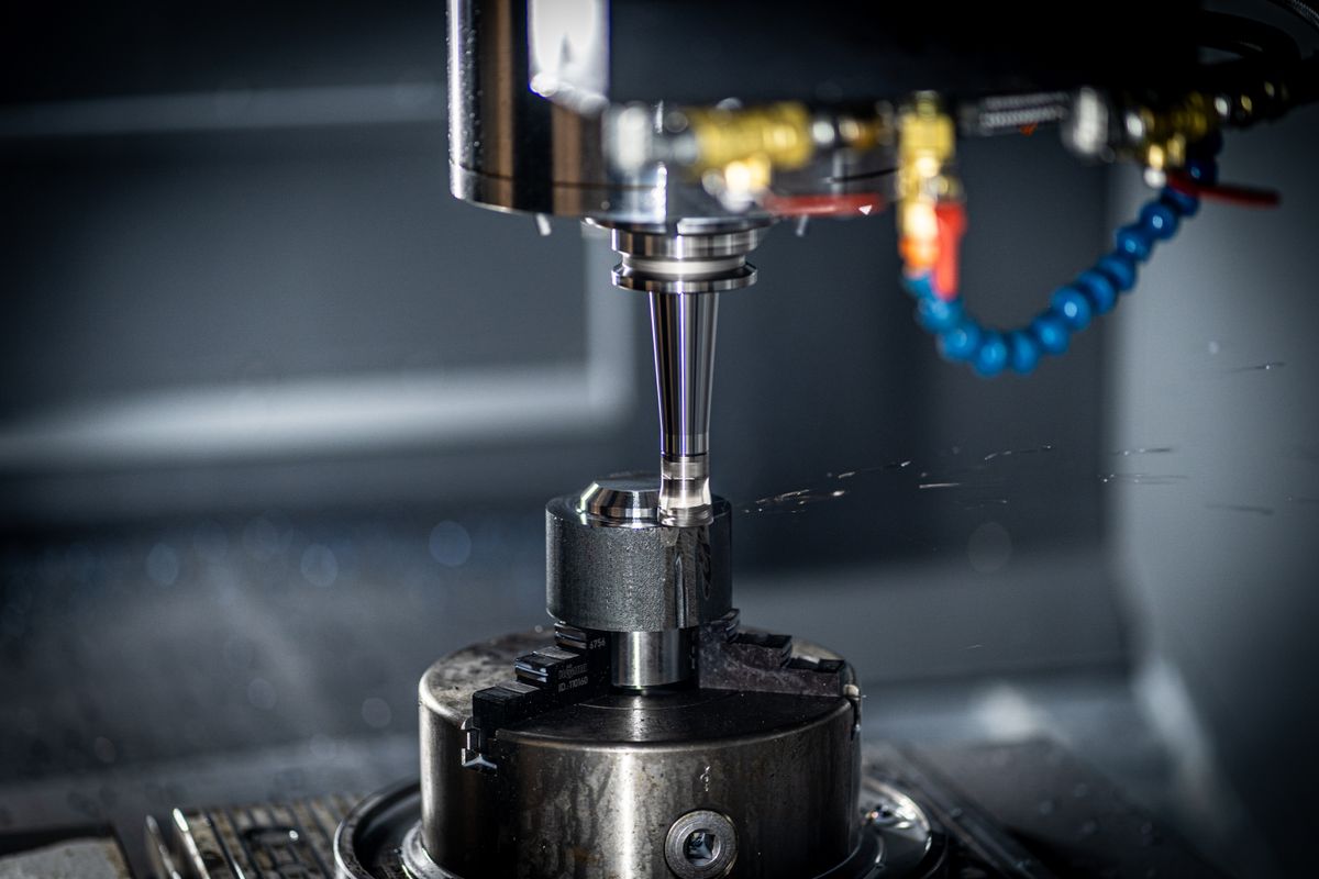 Máquina CNC en mecanizado de precisión sobre metal