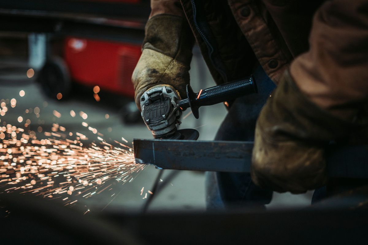 Scintille durante il taglio di un profilato metallico in officina