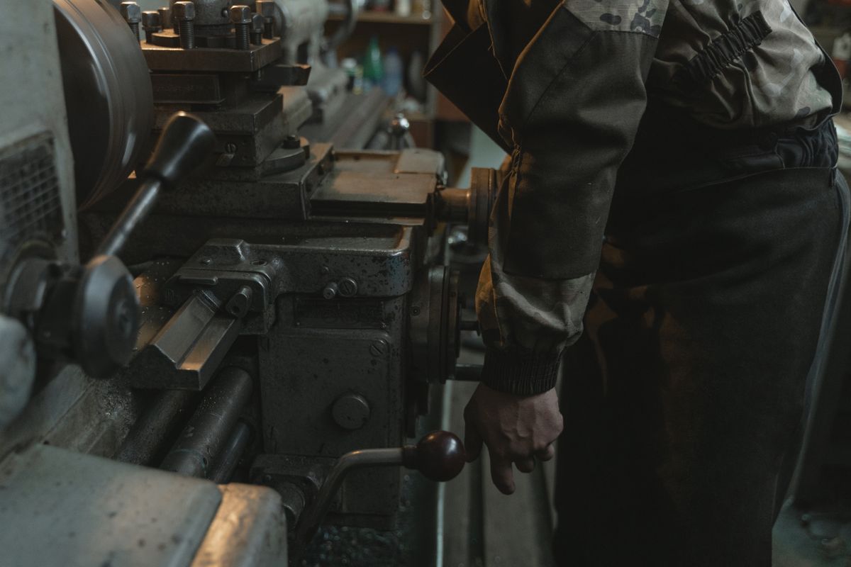 Artesano en el torno mecanizando una pieza