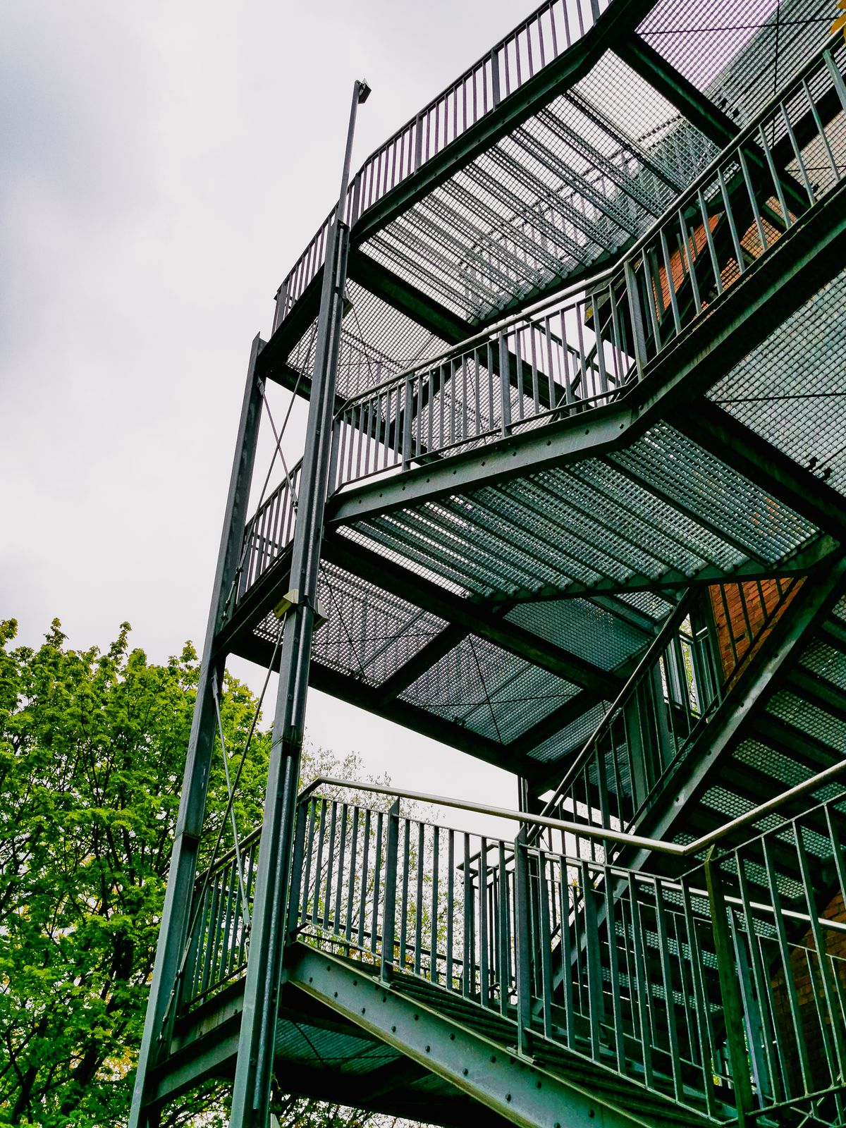Escalera exterior de acero con barandillas metálicas