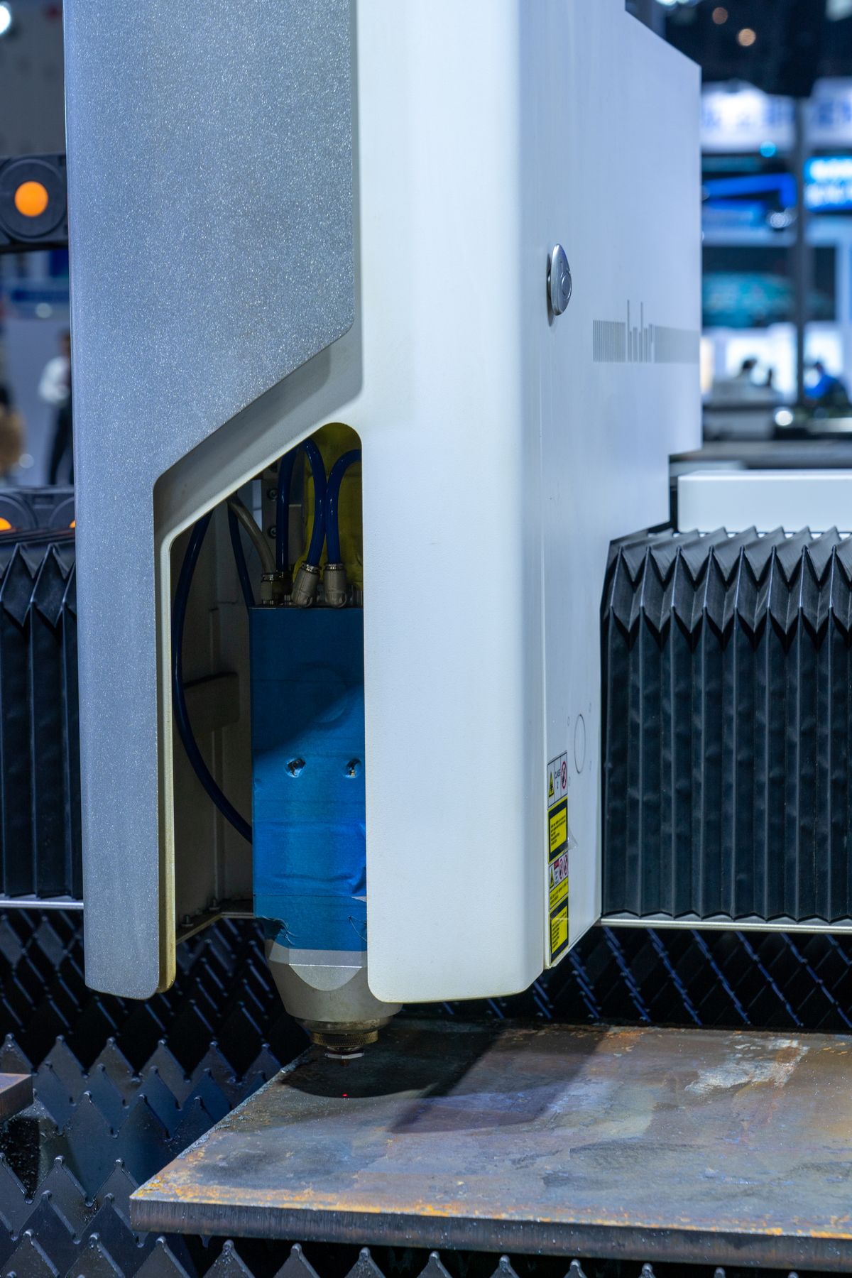 Máquina de corte láser industrial en funcionamiento