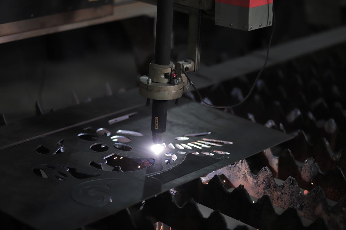 Antorcha de corte por plasma CNC sobre una chapa